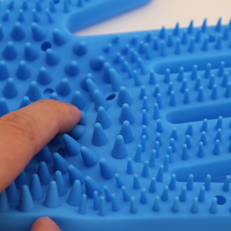 Delomo Pet Deshedding Brush Glove Self-Cleaning Silicone Remover Brush for Dogs Grooming Brushes for Pets Ropa Para Mascotas