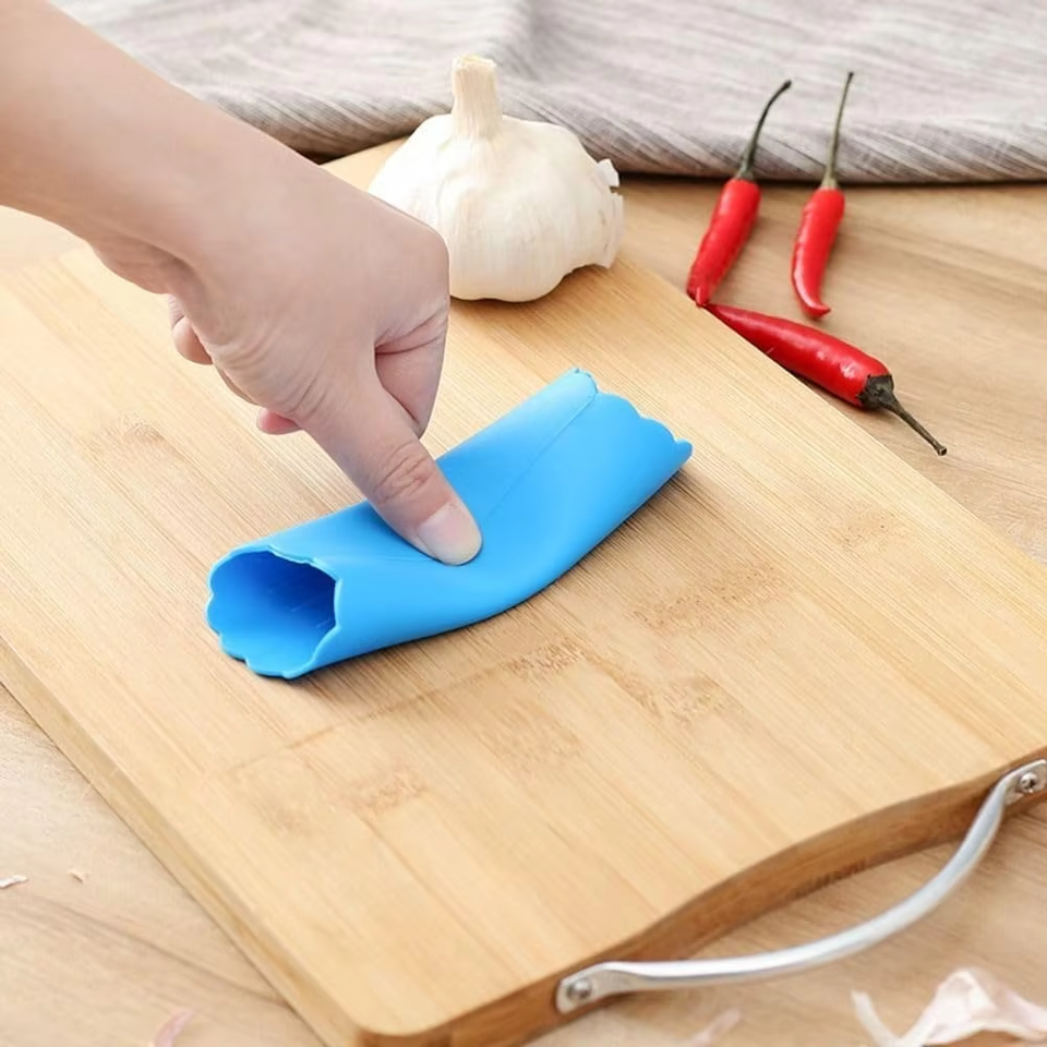 Silicone Vegetable Tool with Manual Operation Garlic Peeler Roller Keeper Aluminum Metal for Household Kitchen Use